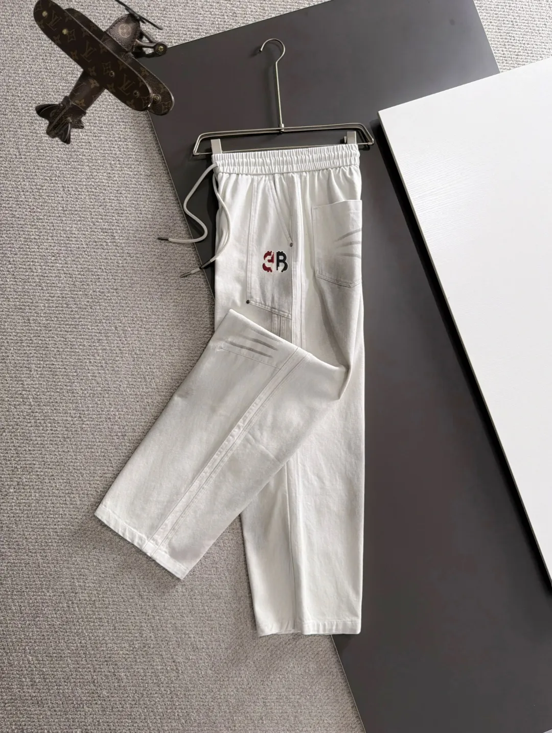 Next day shipment P195 Balenciaga High Quality 2026 Autumn and Winter New Arrival elastic band casual pants, counter-customized fabrics, Breathable, high comfort, impeccable details, brand element design concept, reflecting high quality. It feels delicate and soft! It presents a casual cut and the upper body shape is great! Sizes:S-3XL